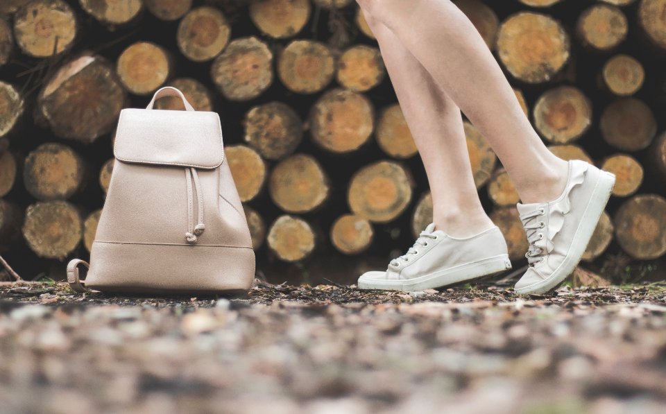 Casual bag and white sneakers – everyday crossbody style