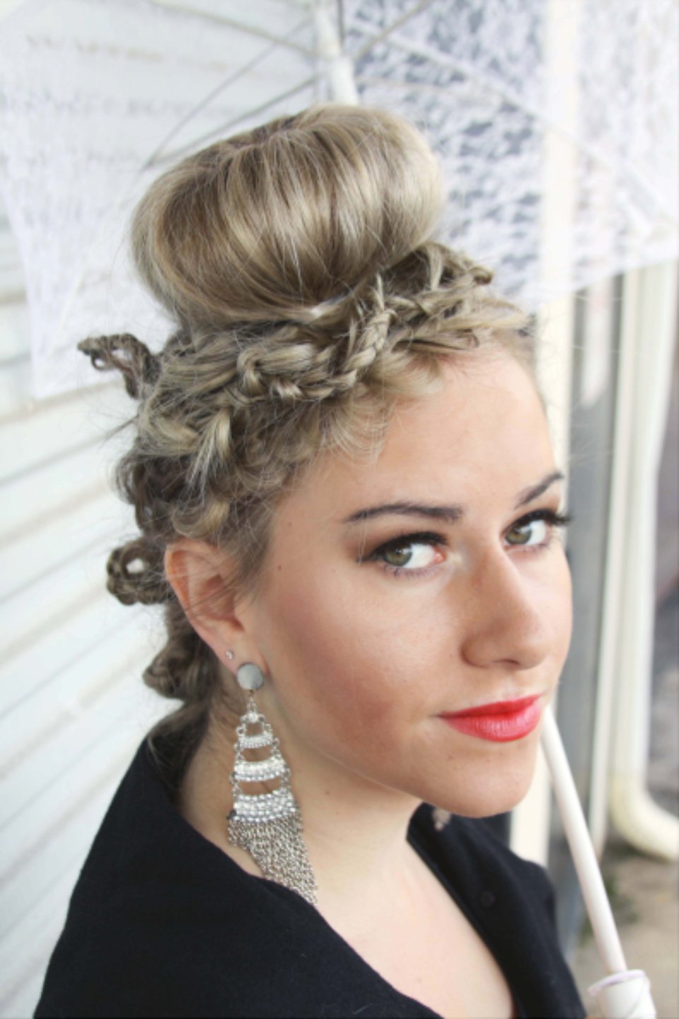 Classic red lip and soft curls in old Hollywood glamour style