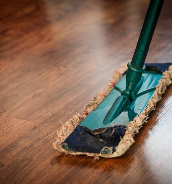 Cordless vacuum floor cleaning