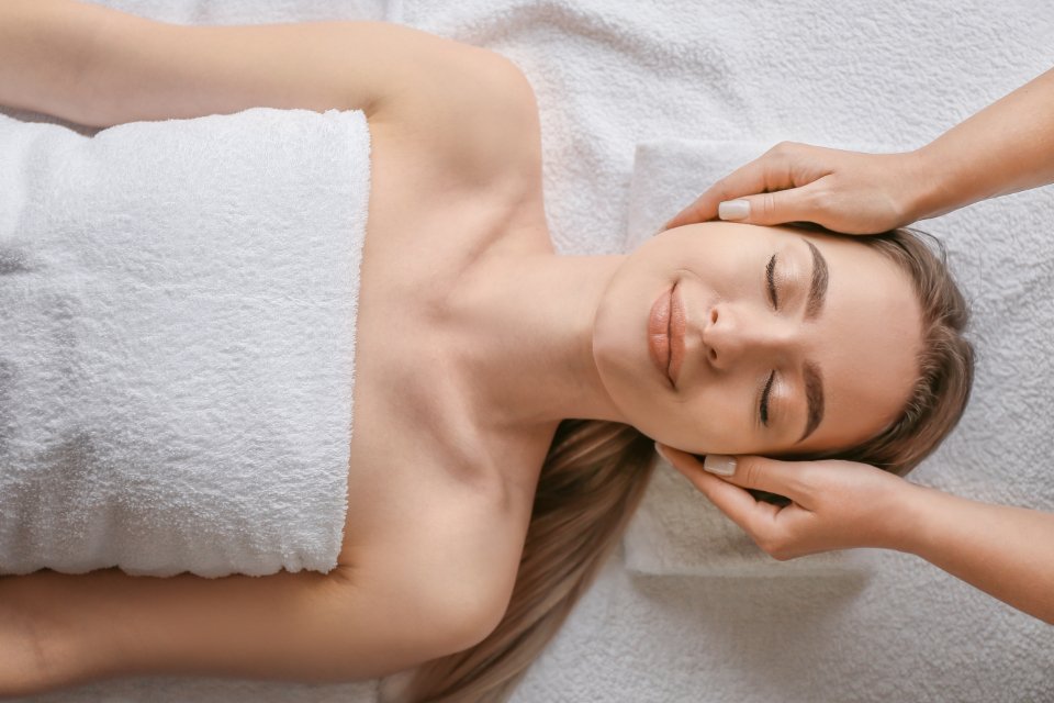 Relaxing facial treatment as an alternative to LED face masks
