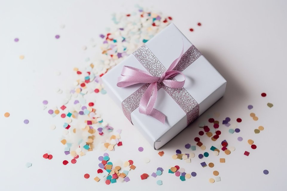 Gift box pink ribbon confetti