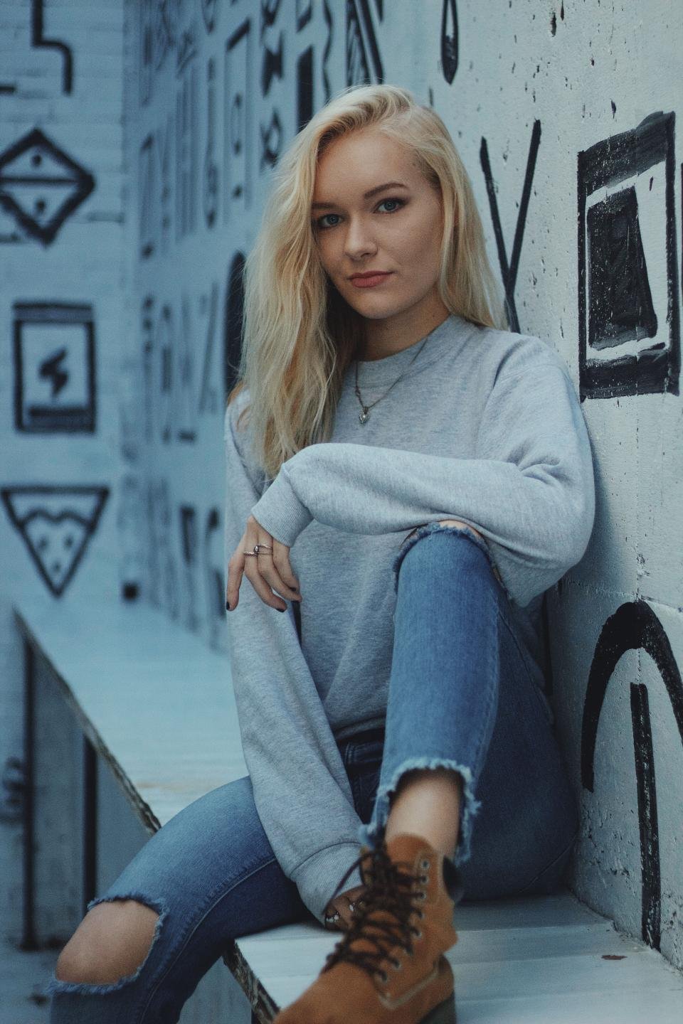 Grey sweater woman jeans