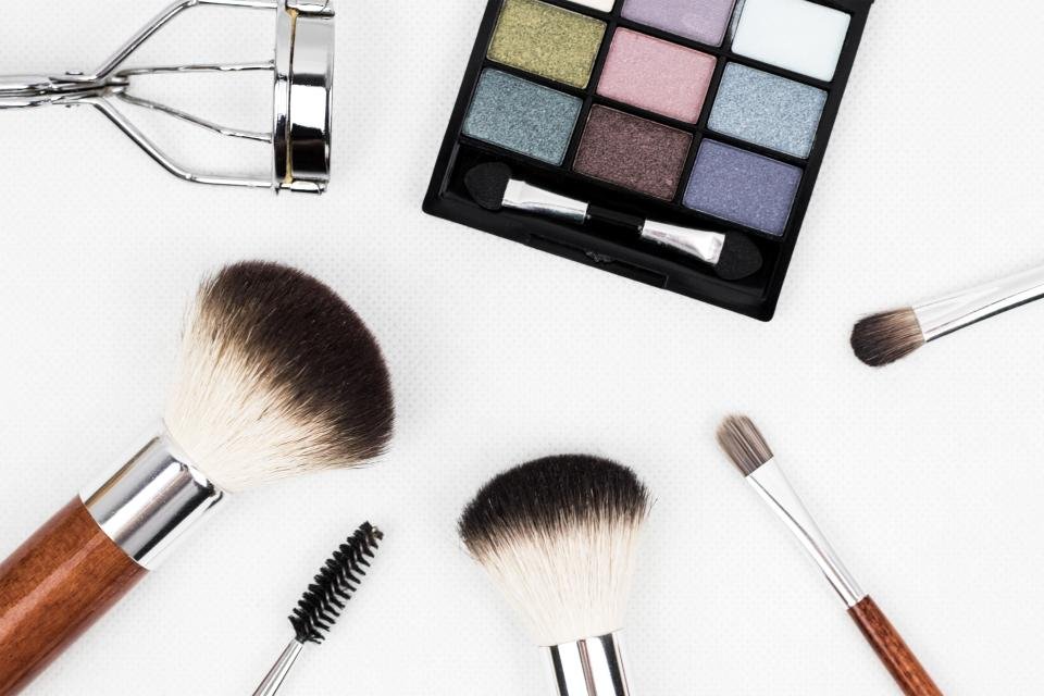 Makeup brushes for applying highlighters
