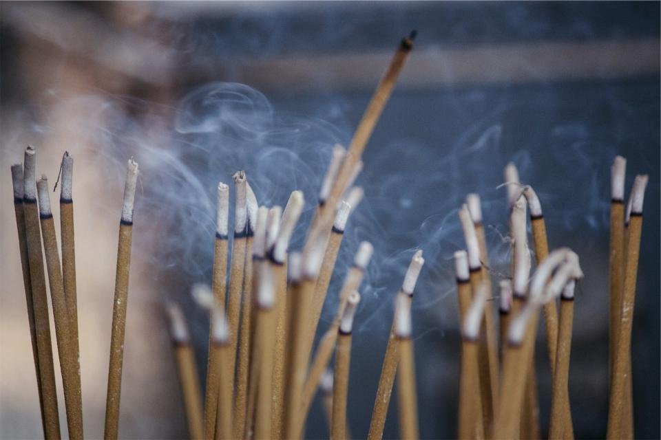 Incense smoke evoking the woody notes of niche perfumes