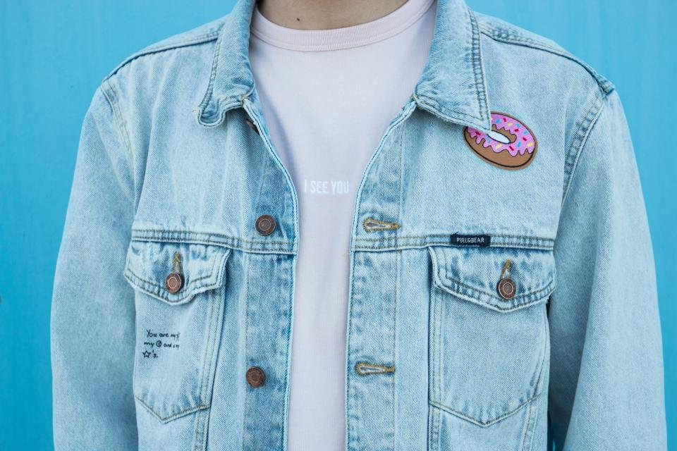 Light wash jacket over a white tee, one of the best denim jackets for street style