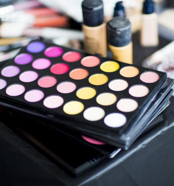 Luxury eyeshadow palette table