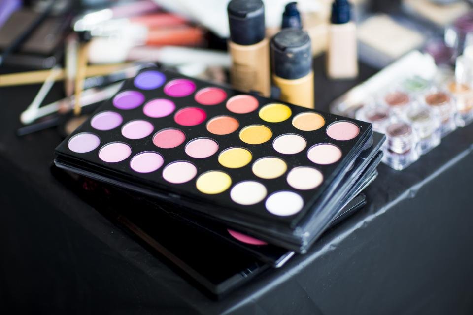 Luxury eyeshadow palette table