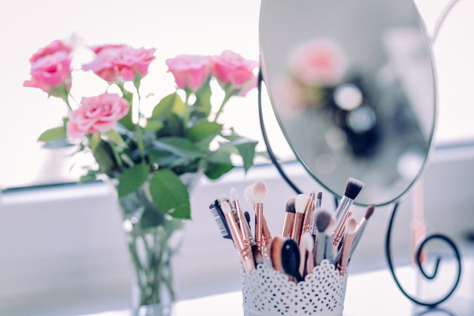 Makeup vanity with brushes – choosing the best luxury mascara