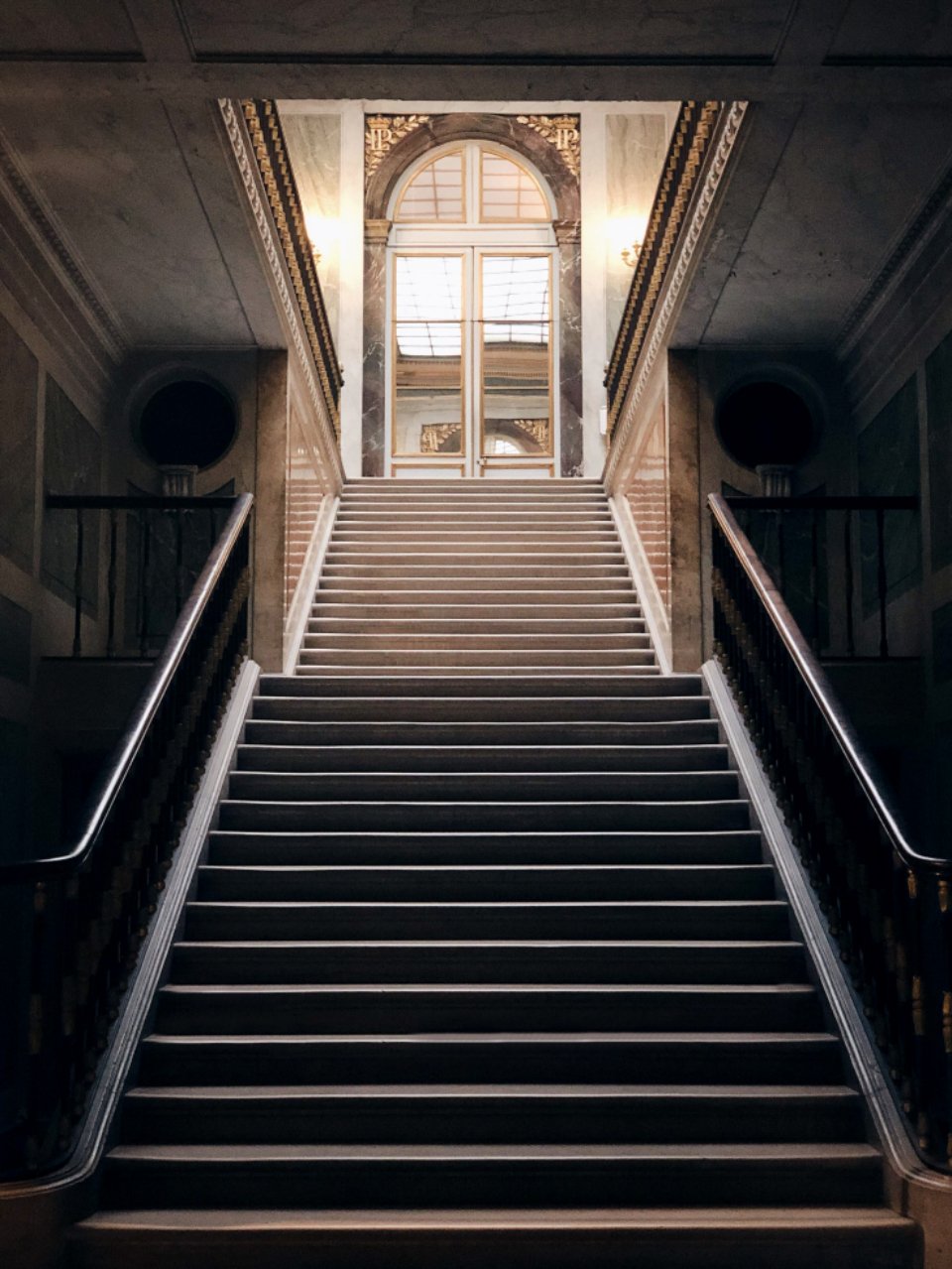 Grand museum staircase that recalls the famous steps of Met Gala history