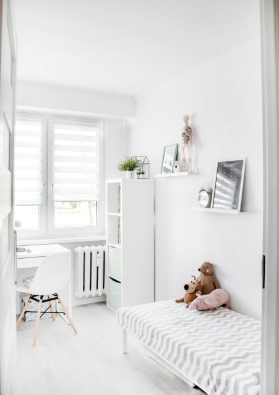 Calm bedroom styled with the best silk pillowcases