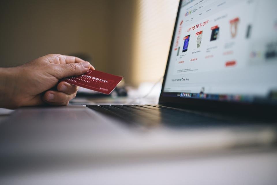 How to find the best Amazon deals while shopping on a laptop