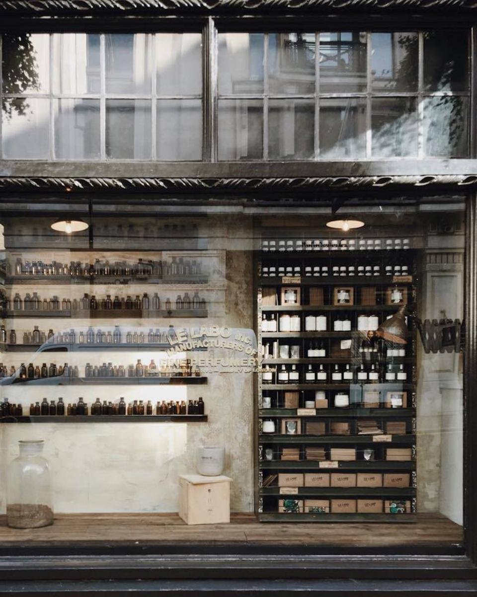 Perfumery shelves for discovering vanilla perfume