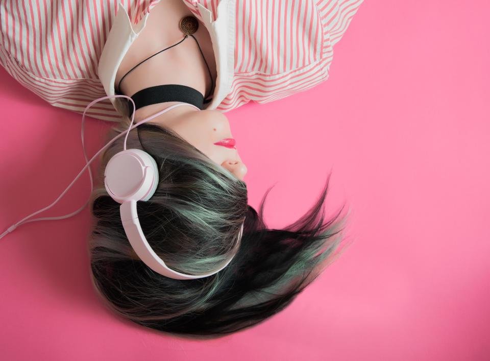 Choosing earbuds for women with comfort and style in mind