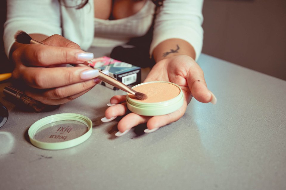 Setting the best luxury concealers with a pressed powder compact and brush