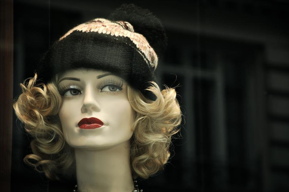 Retro curls and red lips inspired by old Hollywood glamour style