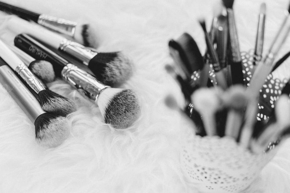 Makeup brushes for loose setting powders