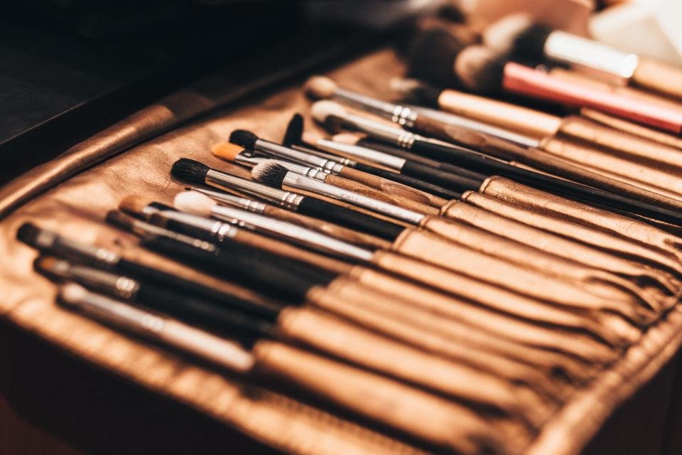Brush roll used with setting powders