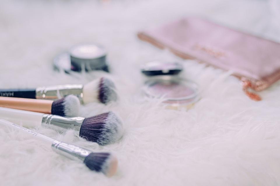 Fluffy brushes for applying setting powders