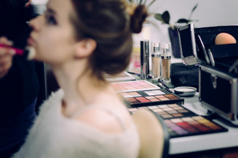 Setting spray makeup artist