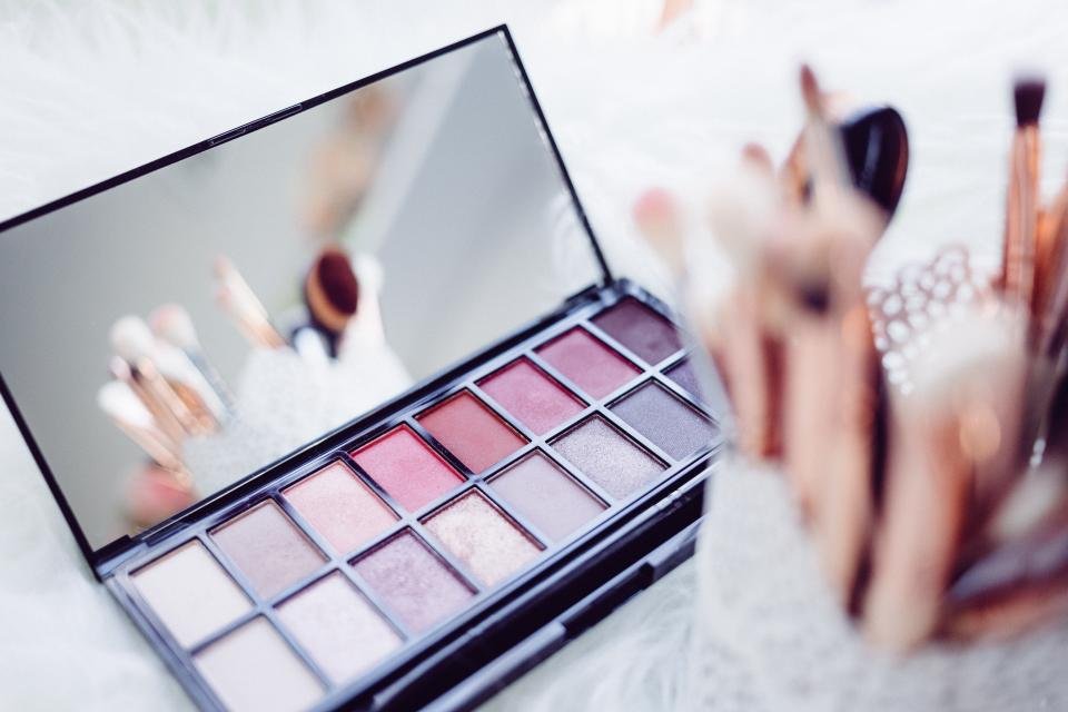 Shimmer palette with highlighters and eyeshadows