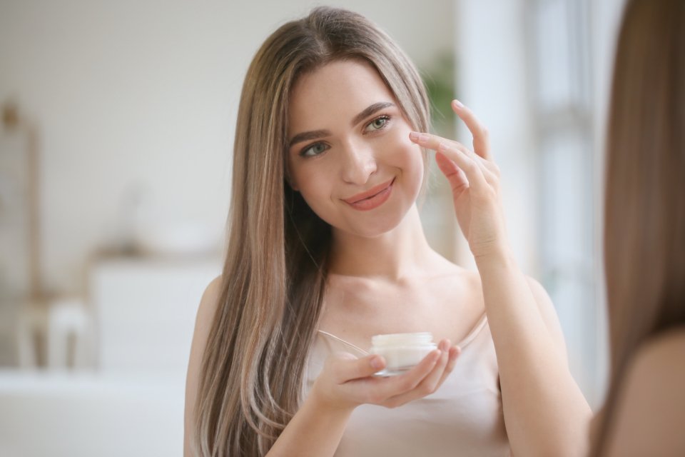 Applying tinted moisturizers with fingertips