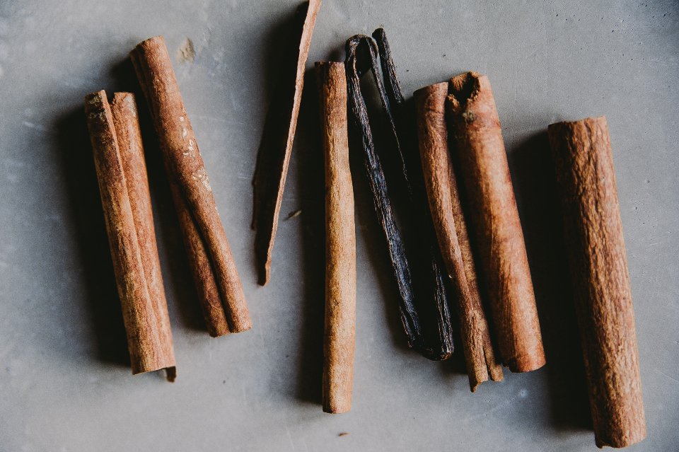 Vanilla pods and cinnamon, the notes behind the best vanilla perfumes