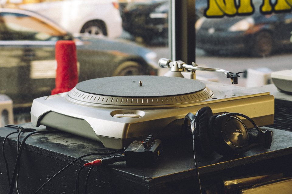 Vintage turntable headphones