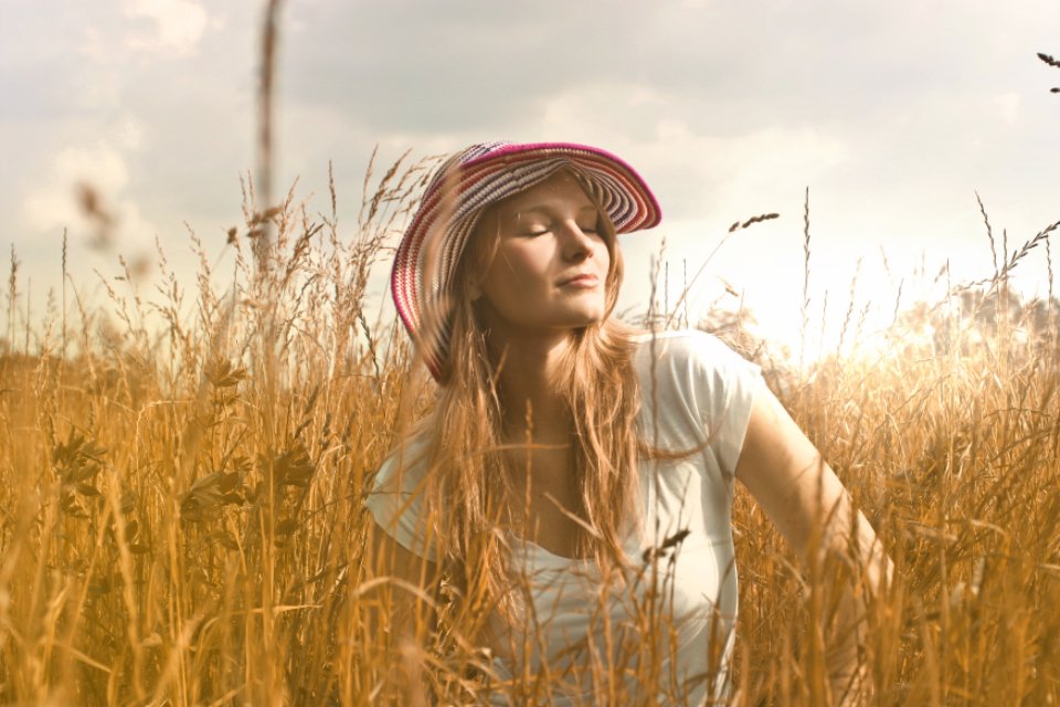 Woman sun hat field